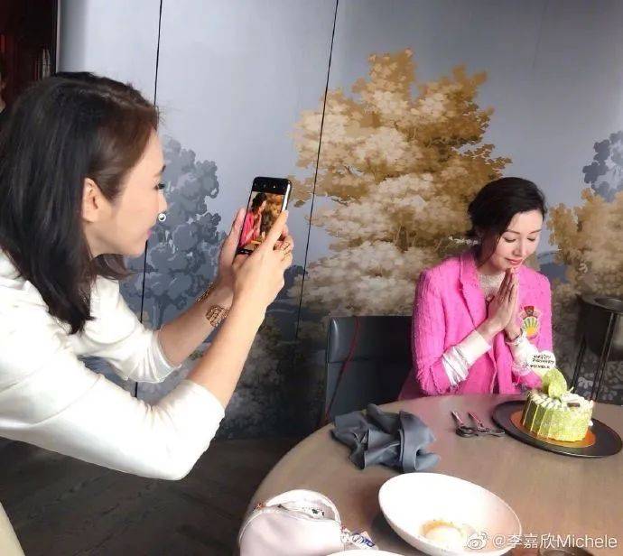 52岁黎姿补过生日,四位名媛到场独缺李嘉欣,传闺蜜情