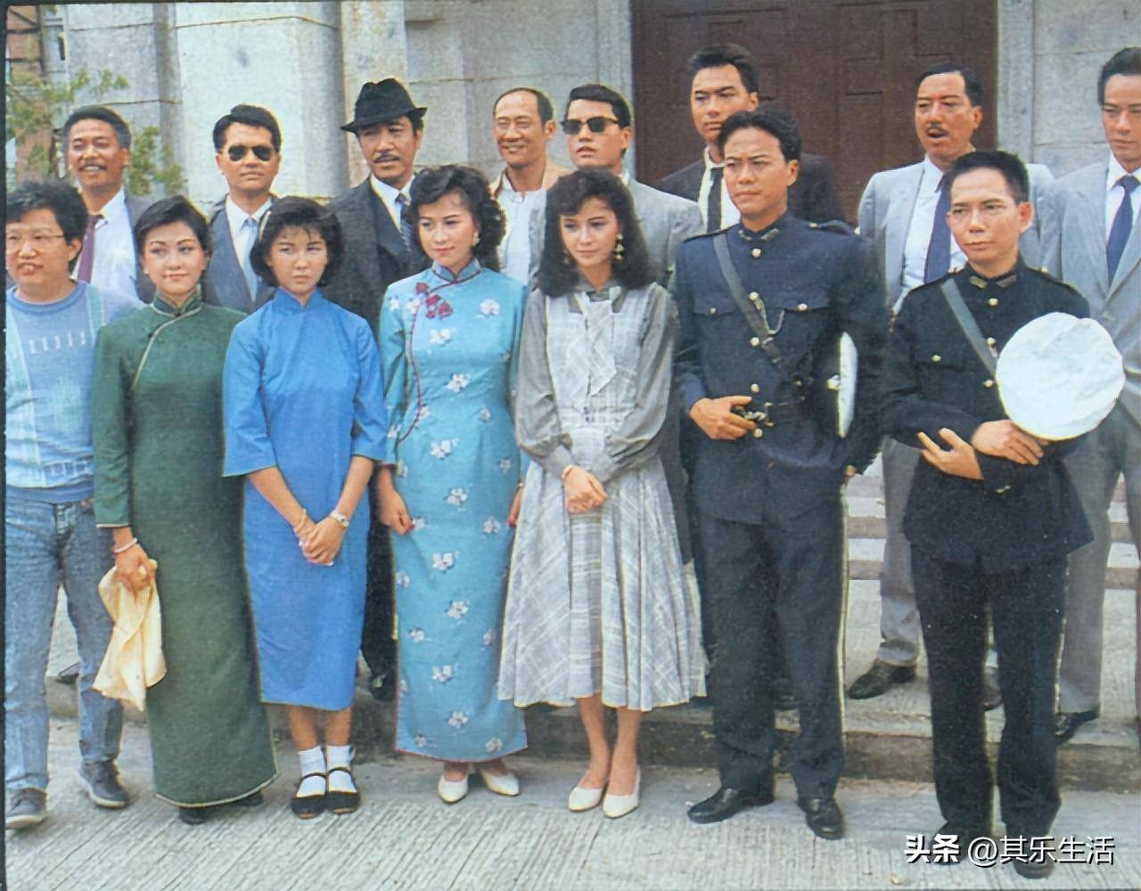 剧情讲述了周影(曾华倩饰)是一位百货公司服装模特,家境贫寒,父母嗜赌