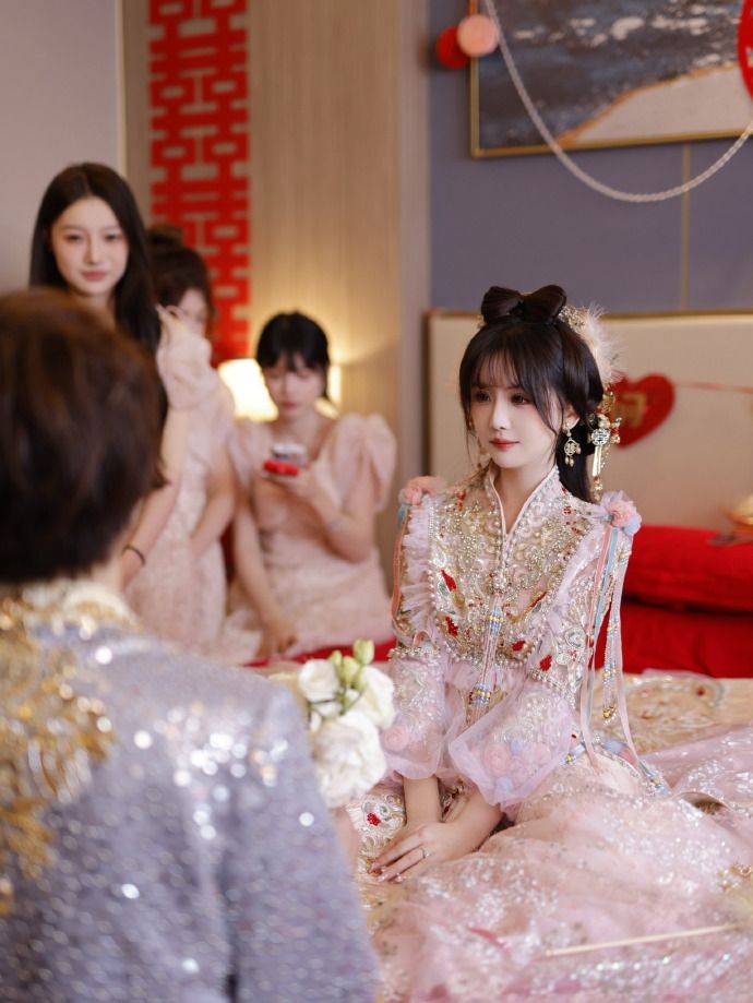 网红杨清柠婚礼细节曝光,婚房是豪宅,伴娘都是网红脸,集体抽烟