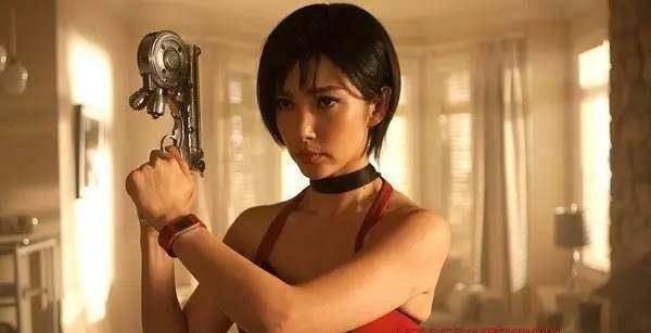 《生化危机5:惩罚》中艾达·王这个重要角色,搭档米拉·乔沃维奇一起