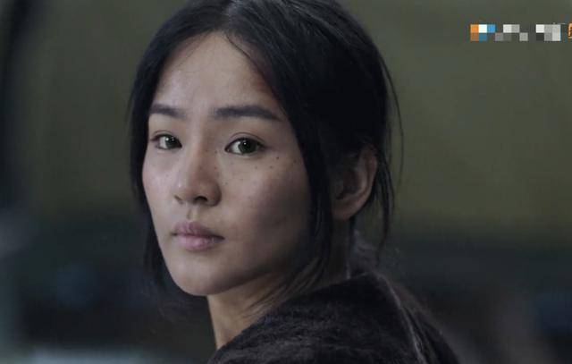 红衣女尸手捧宝物沉睡千年是何身份?狼女跪拜仪式神秘显不凡!