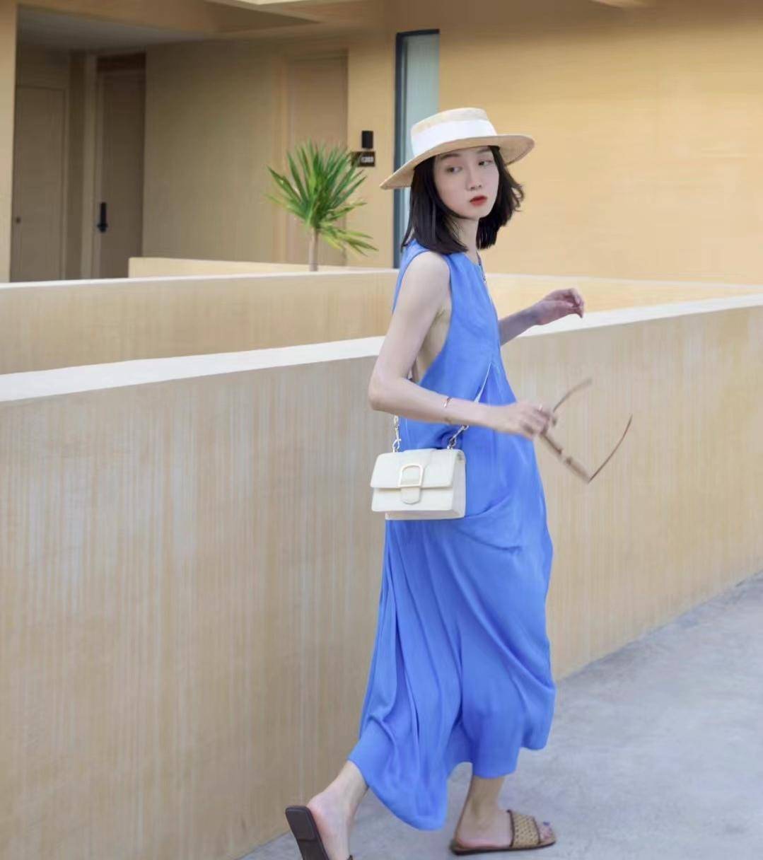 蓝色裙子搭配这8款彩色包包,打造时尚亮丽的造型!_颜色_感觉_look