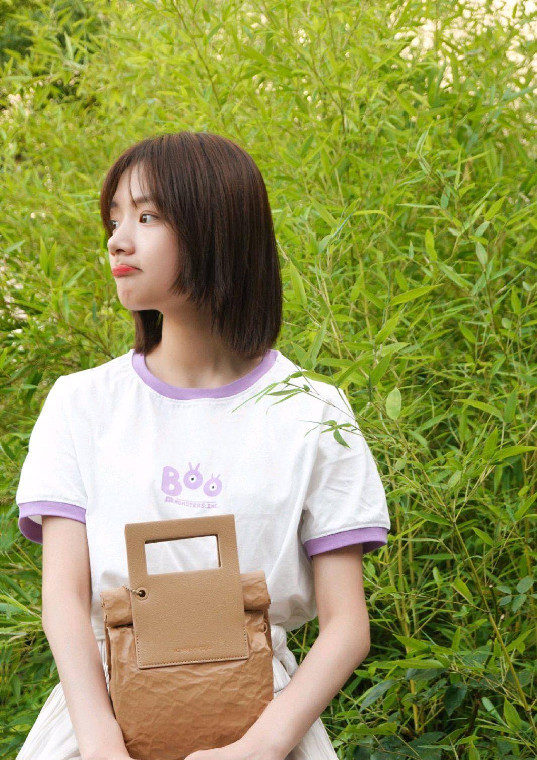 "徽柔公主"任敏灵气穿搭,现代装简单又高级,20岁少女看过来