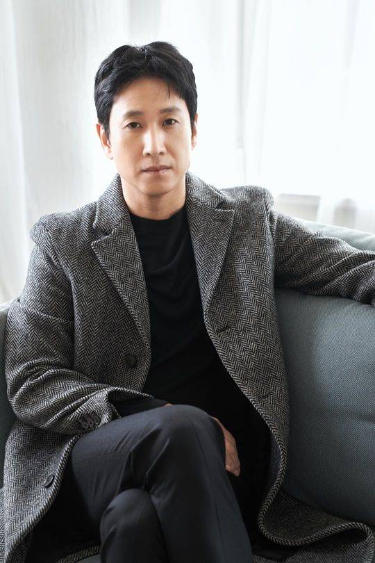 李善均涉毒后首次公开道歉90度鞠躬,精心打扮做发型剃胡子剪指甲_形象