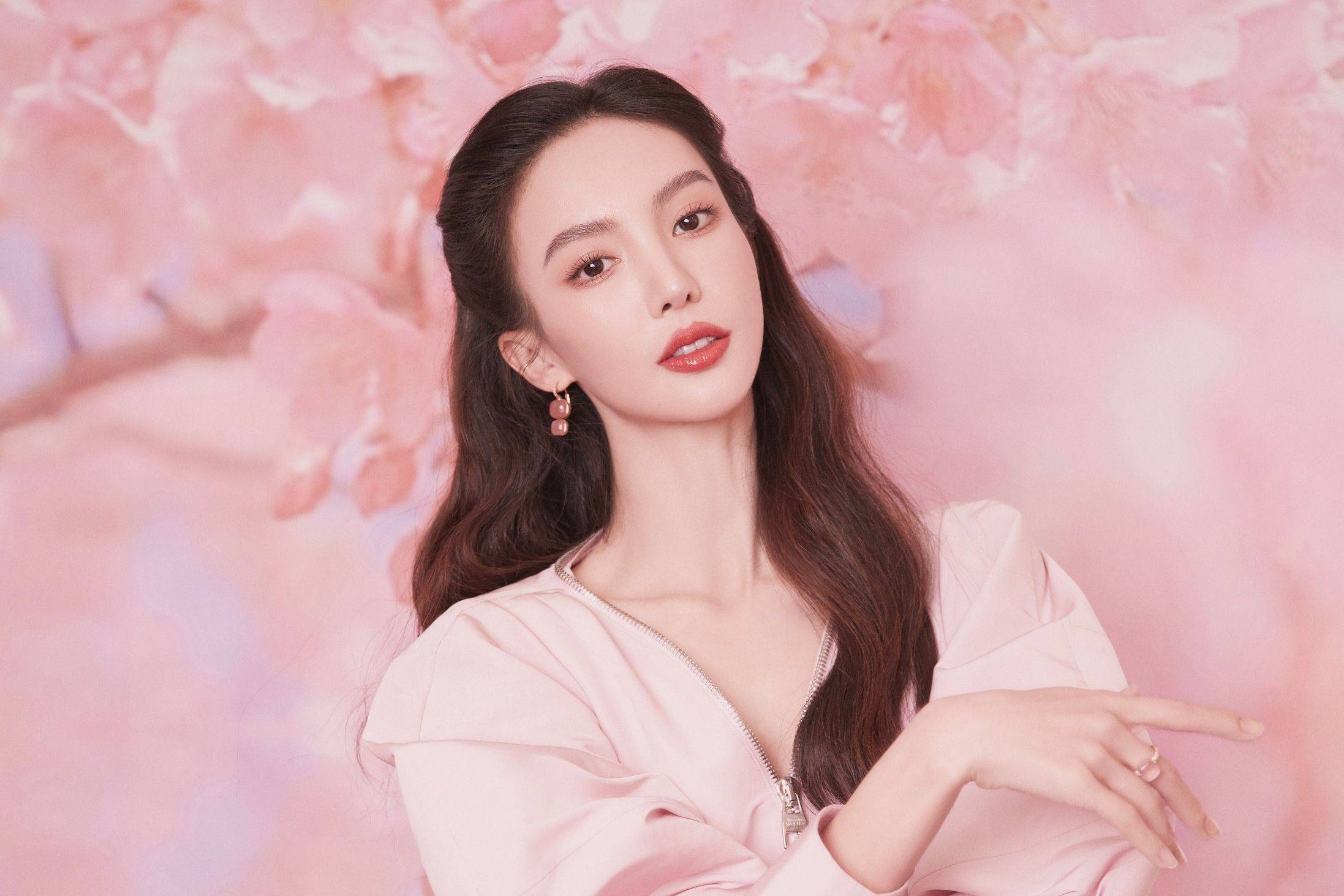 金晨穿透视装露出胸前一片纹身,路人吐槽:鼻子奇怪连呼吸都困难_时尚