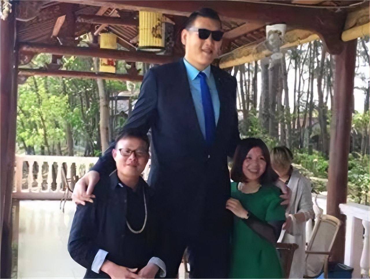 亚洲巨人张欢:身高2.38米,找1.