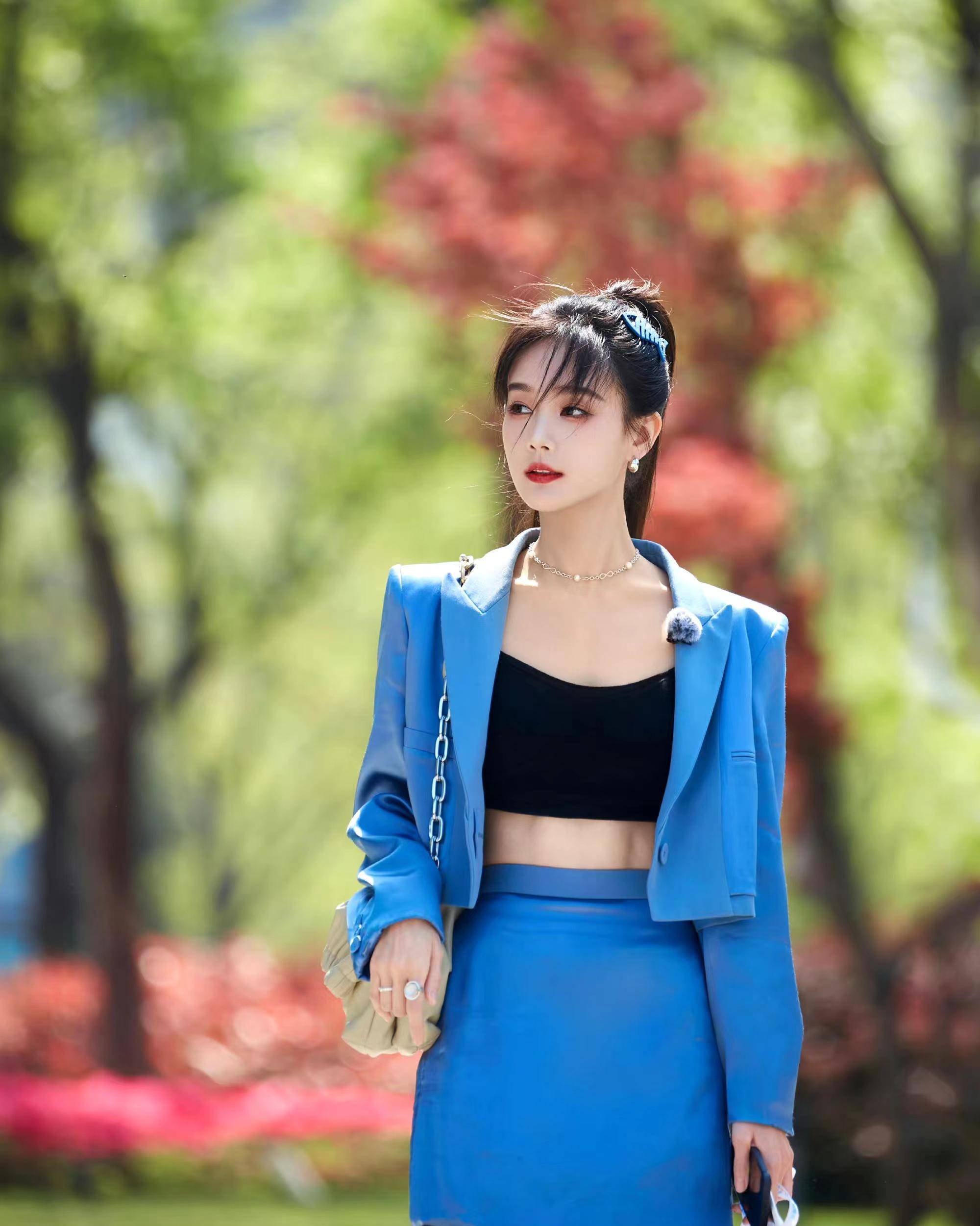 李一桐《女子推理社》身穿蓝色西装新造型,精致又时尚!