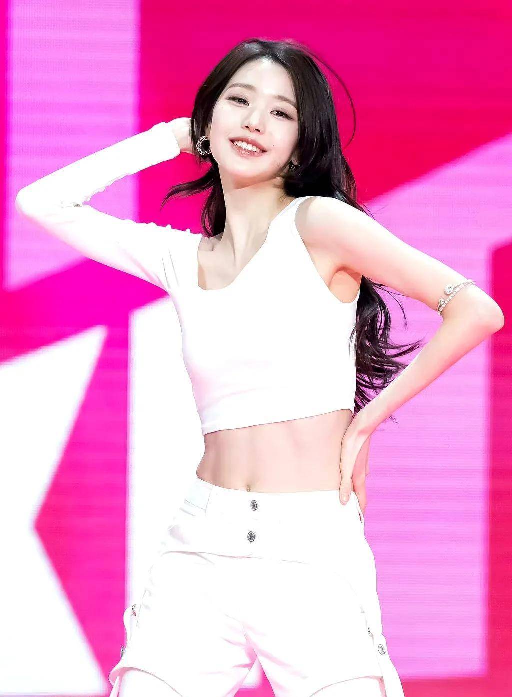 张元英"上短下长"的造型很适合年轻女孩,喇叭裤可以拉长腿!