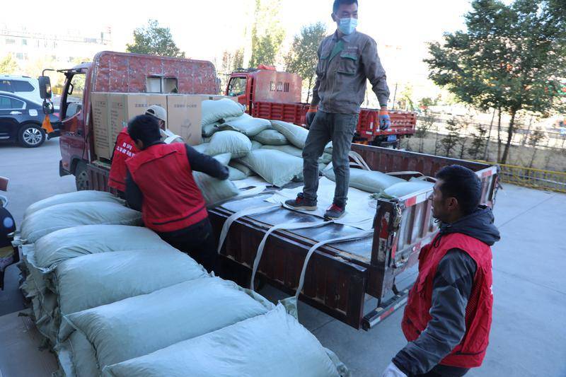 达孜区德庆镇携手爱心企业拉萨森晶再生新能源公司举行捐赠活动_群众