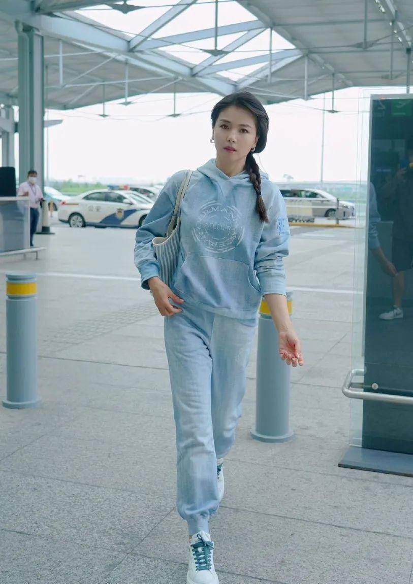 刘涛45岁机场造型大胆,牛仔服麻花辫似25岁,哪像当妈的人_风格_年龄