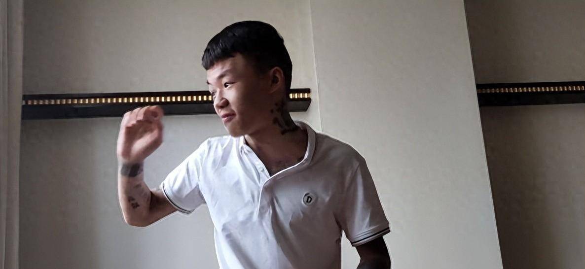 那个14岁被奸商纹"四川战神",满脸黑油墨的少年,找到工作了吗_夏朝勇