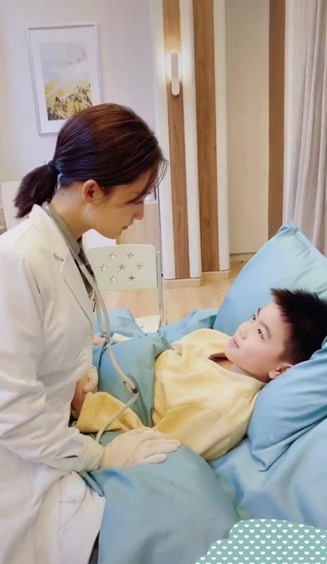 李沁下巴咋了?