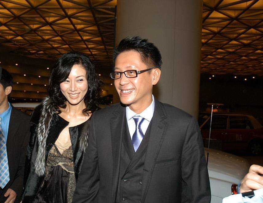 何超琼现身贵州山区,61岁穿着吊带小黑裙,许晋亨成为最大输家_李嘉欣