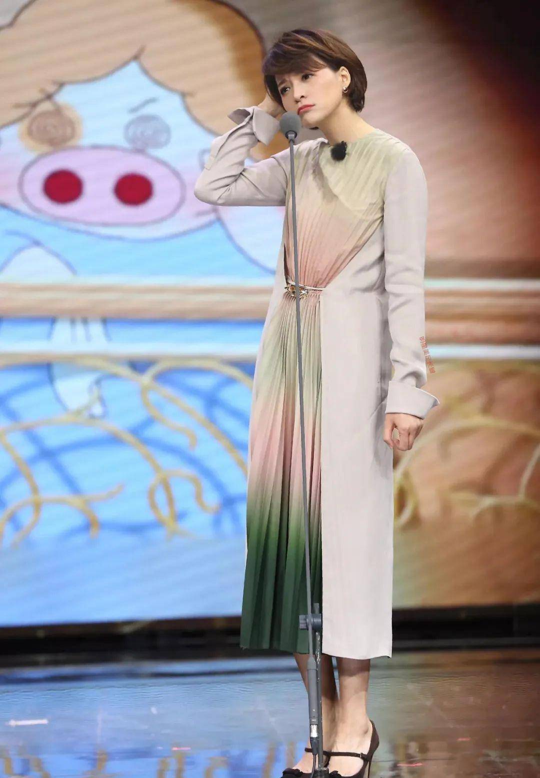 董卿和海霞只有两岁,却不像是同一个时代的少女和女强人!