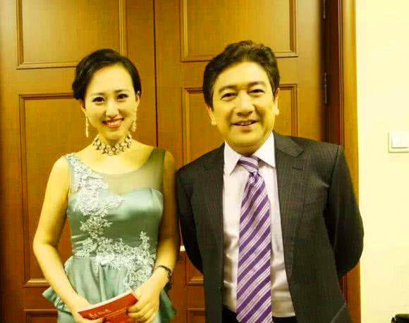 他是著名主持人,前妻瘫痪又娶小13岁娇妻,如今50岁生龙凤胎_水均益