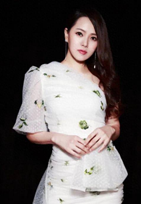 我比较喜欢看她演的戏,印象最深的就是她在人间四月天里扮演的陆