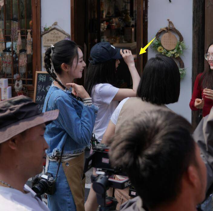 原创36岁李菲儿浙江录综艺,大腿粗壮胖20斤,下巴分层疑医美失败!