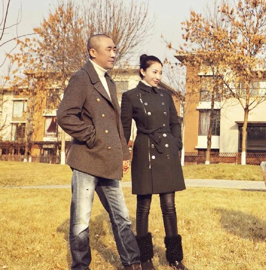 原来他是章子怡亲哥,秃头穿风衣大 佬十足,娶小10岁老婆颜值胜妹_颜色