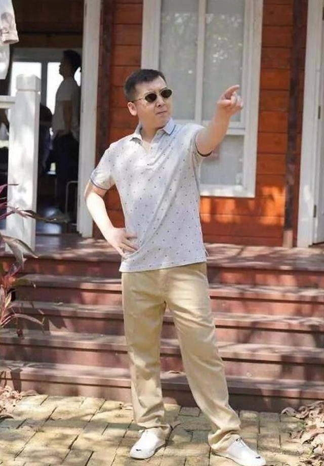 建议四五十岁男人:出门不穿花,不戴金,鞋不邋遢,才更有格调_衣服_气质