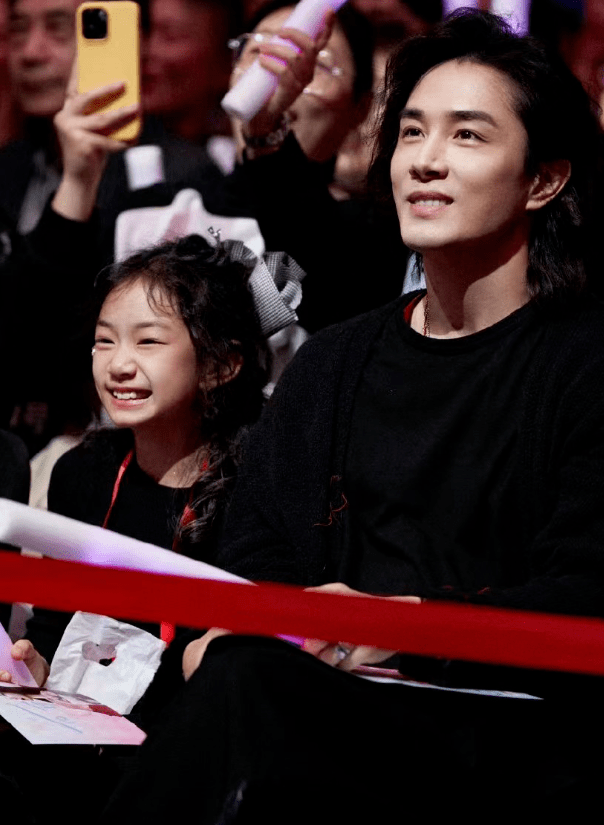 戚薇一家游玩,人群中李承铉护着女儿不忘牵老婆手,结婚9年好甜