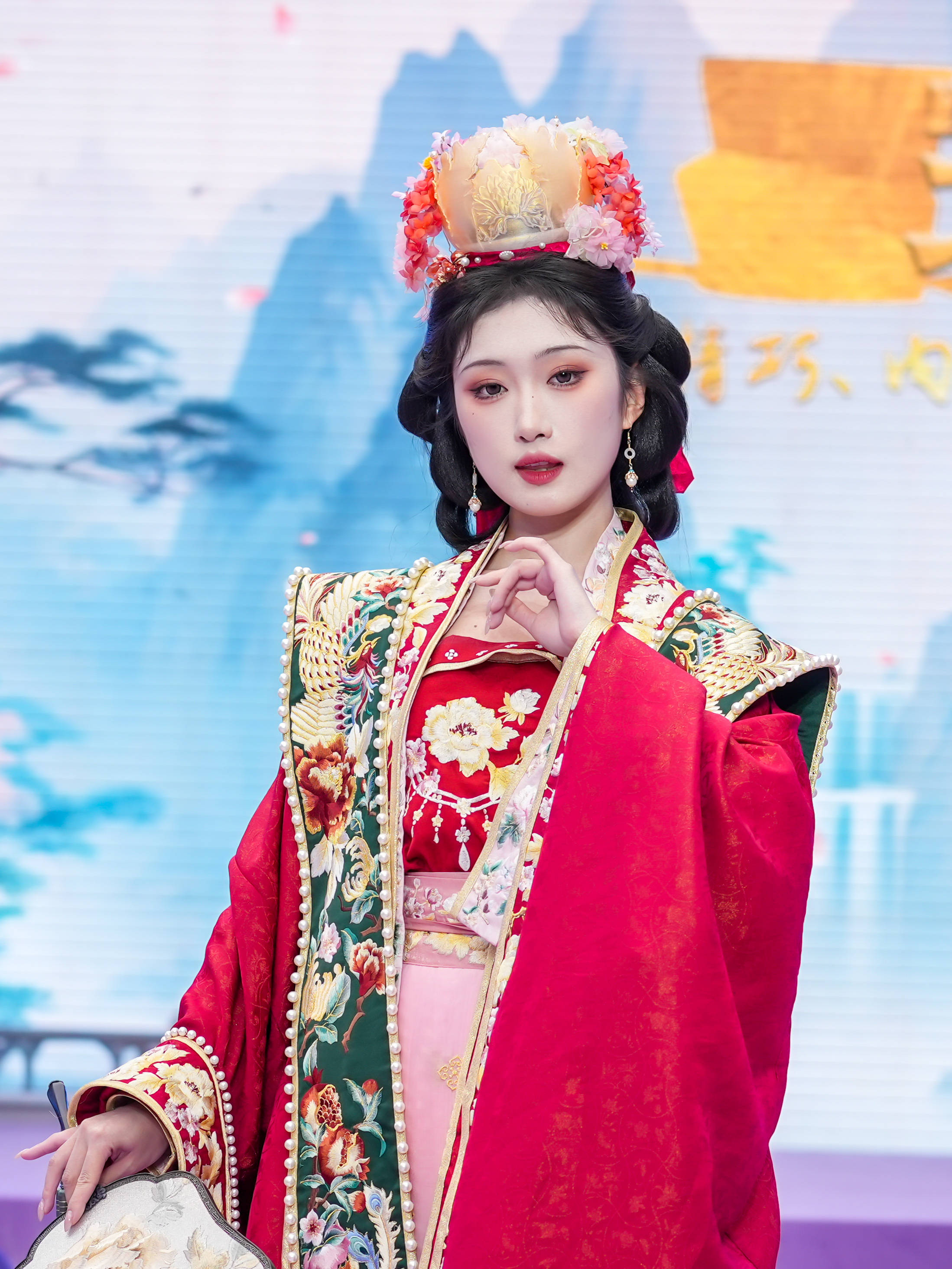 重庆磁器口华服盛会,展示汉唐到宋明的汉服发展,你喜欢哪一款?