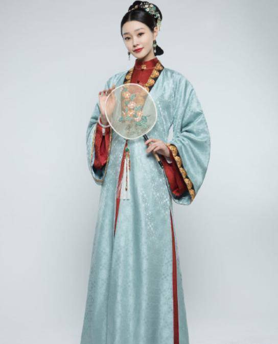 汉服成为明星宠儿,看宋轶这一袭青衣汉服,美成古典仙女!