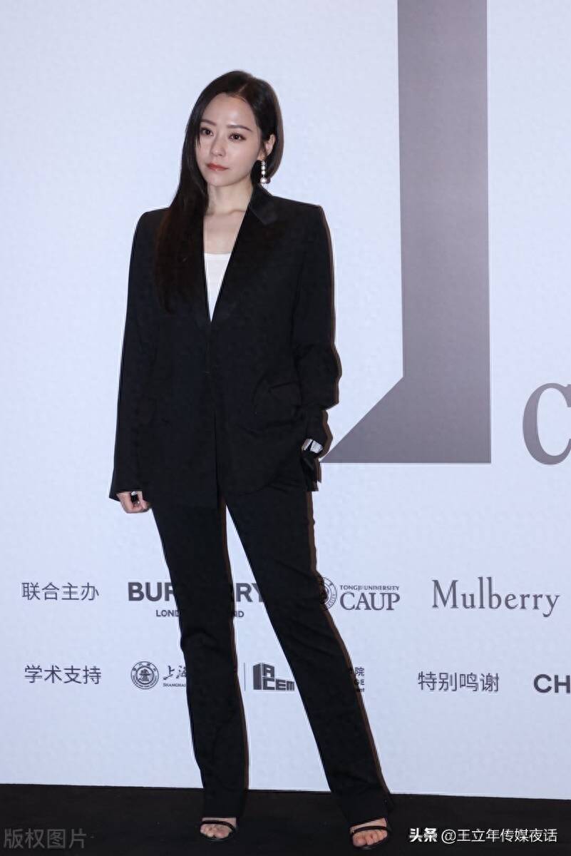 张靓颖机场:白色短袖牛仔裤,匆忙行程中