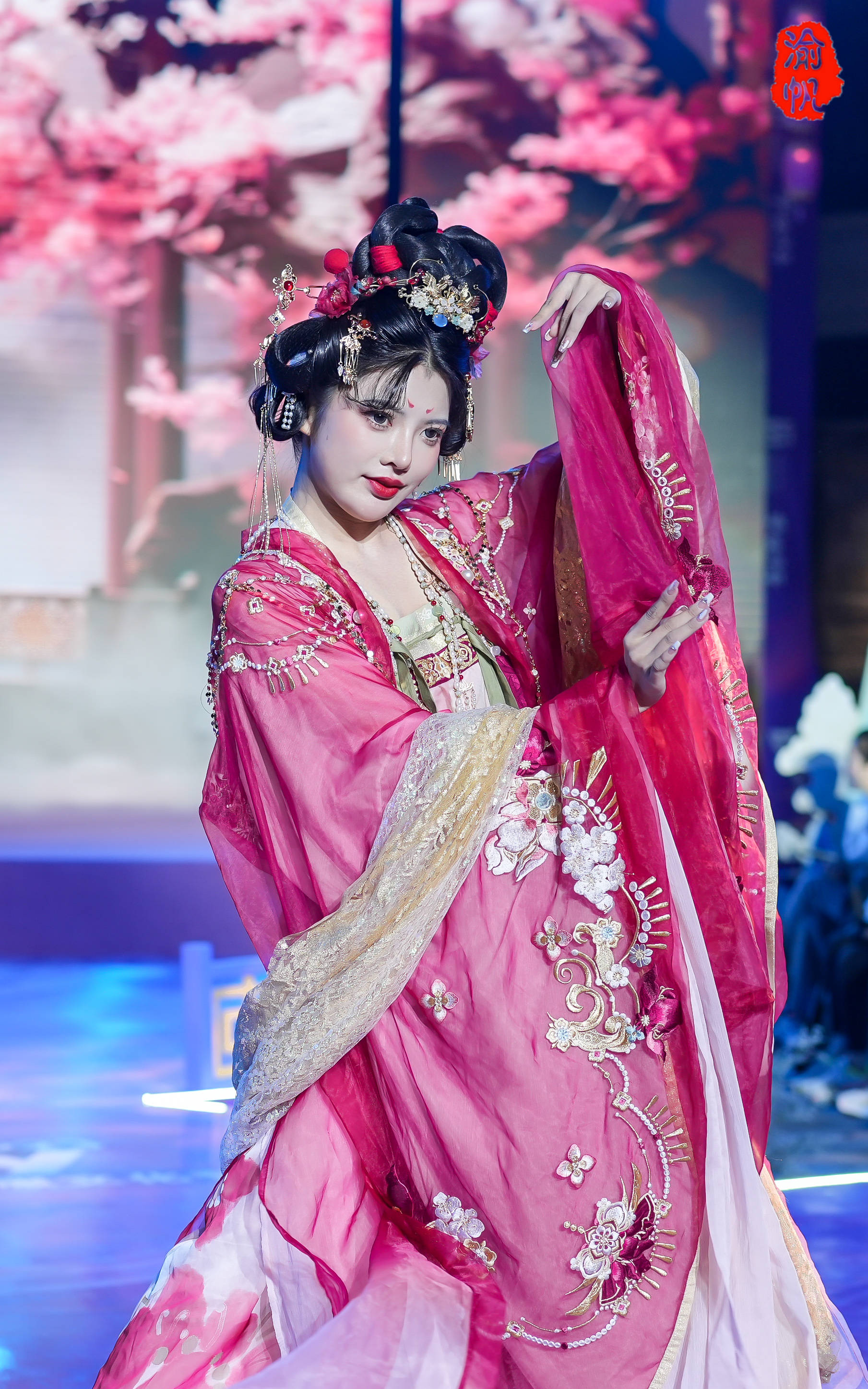 重庆磁器口华服盛会,展示汉唐到宋明的汉服发展,你喜欢哪一款?