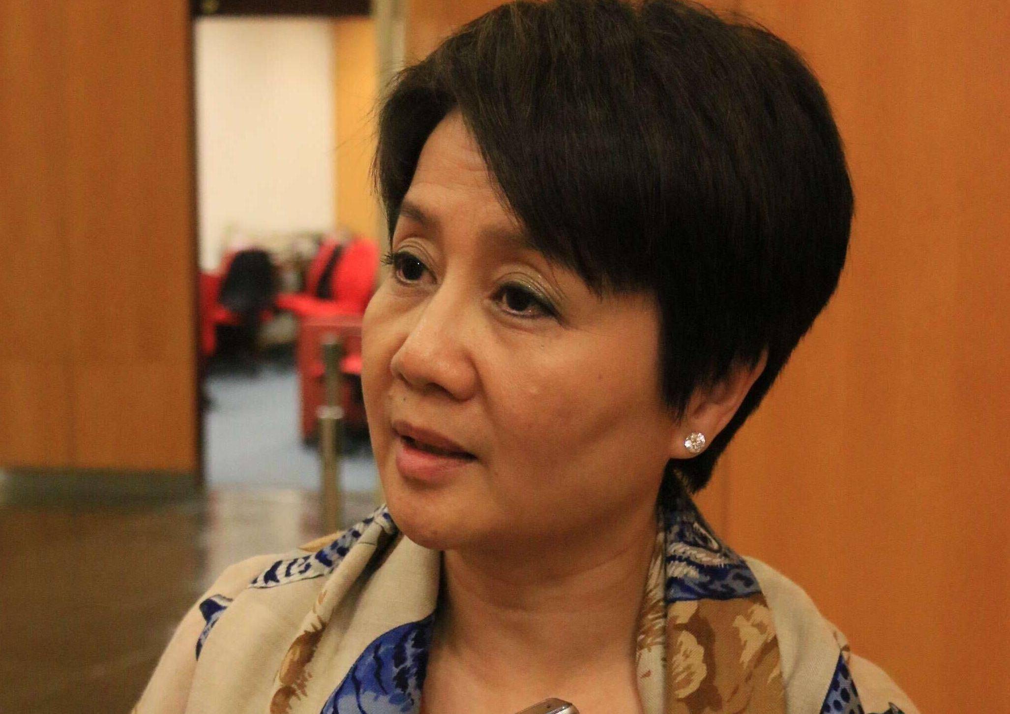 原创63岁四太梁安琪看贵州村超手提两只猪蹄子,穿灰色卫衣越活越年轻