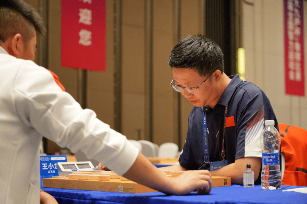 五智会象棋大众公开组决赛为期2天,共有16支队伍,32名棋手参加,比赛
