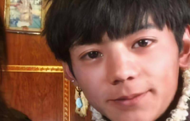 丁真圈内人缘好,和黄晓明一起散步,出道以来为家乡做出大贡献_四川