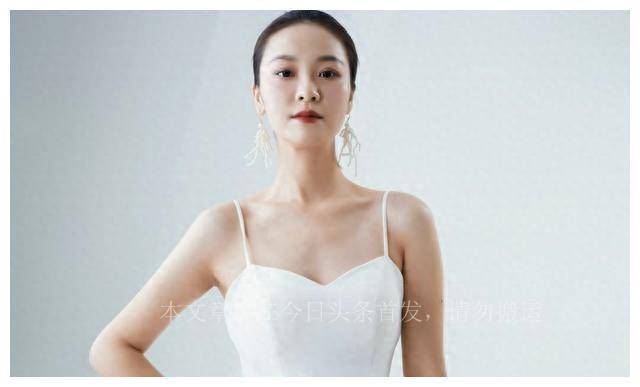 主人公小明正在青岛度假,入住了一家宁静的民宿.