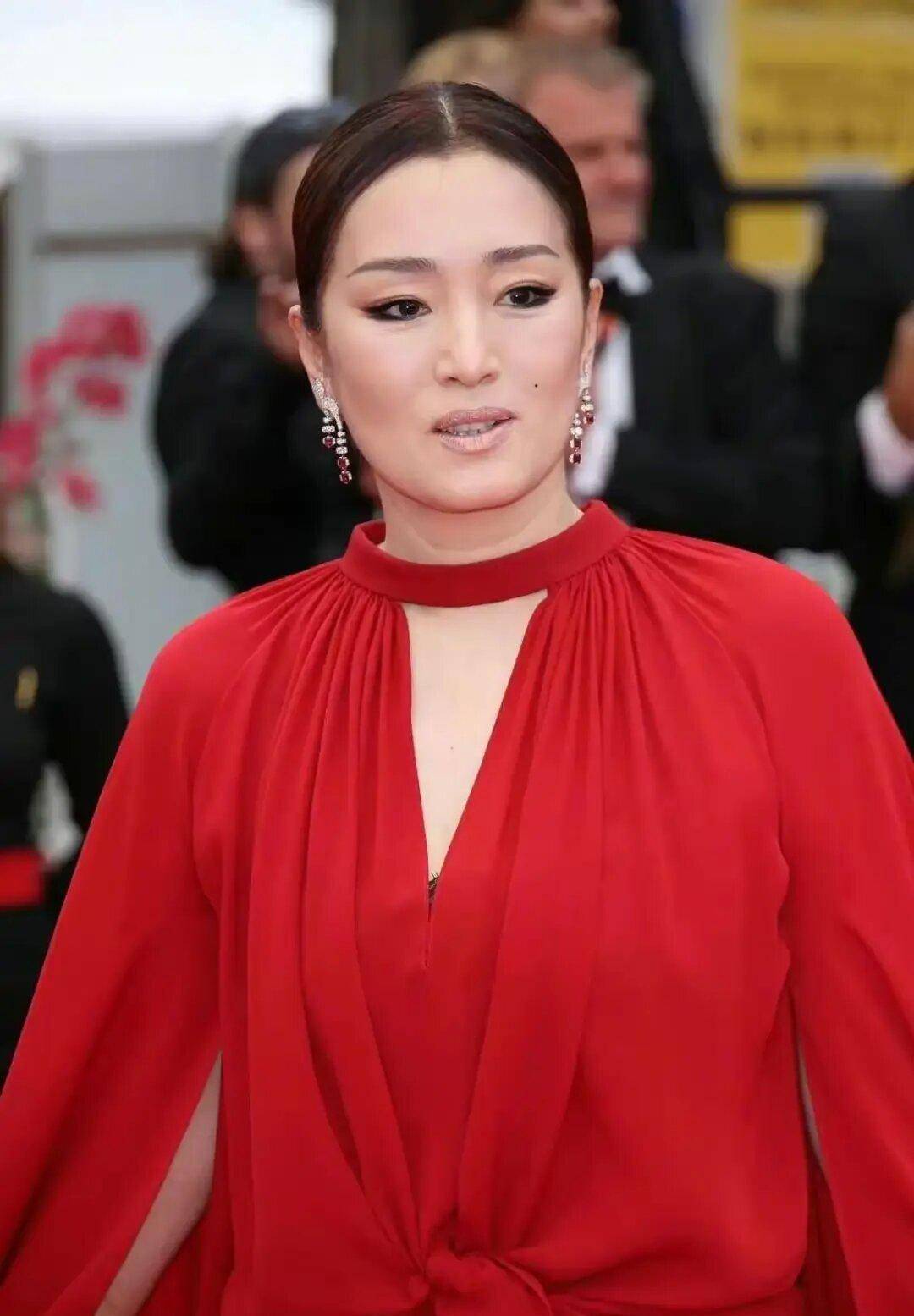 巩俐年纪越大,越有魅力,一袭黑色蕾丝裙展现魔鬼身材,自信如真美