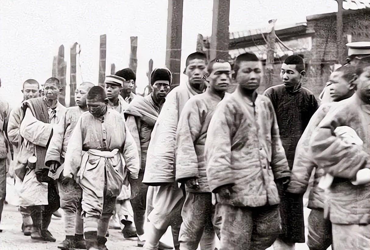 1952年,我军一连长在观影时突然大哭,指着屏幕:她是我妻子_李秀英_冯