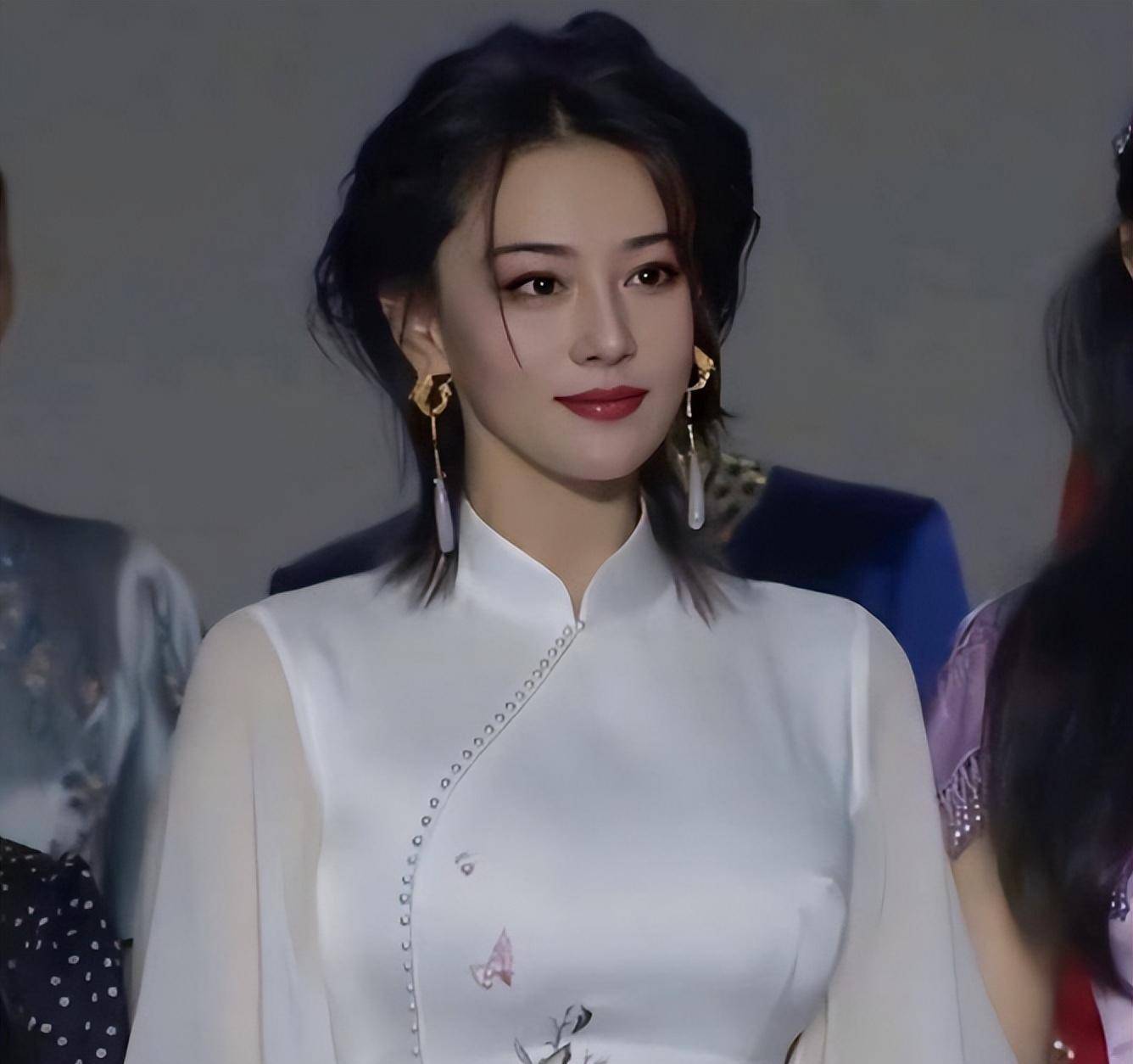 张馨予婚后越来越丰满了,一身紧身旗袍凹凸感十足,35岁别有韵味_身材