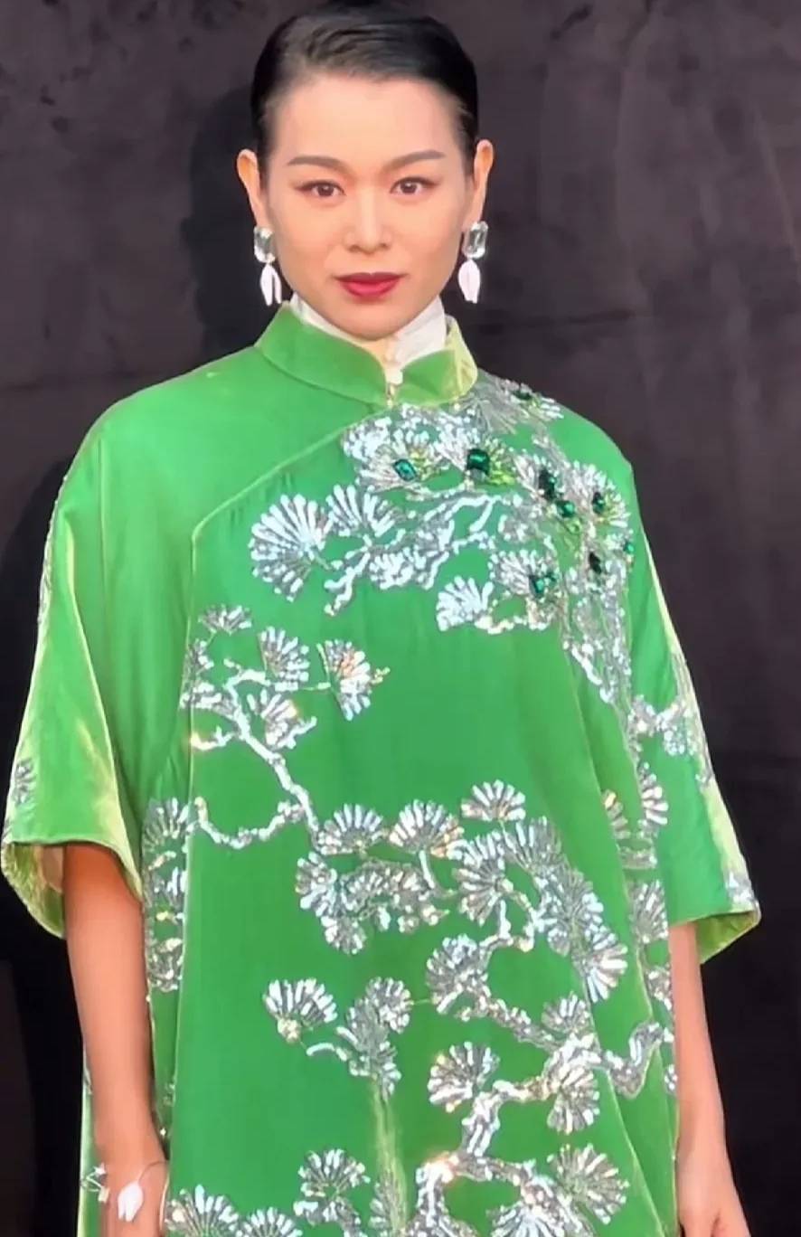 43岁胡杏儿穿超肥旗袍现身,被网友嘲讽:胖了20斤?_衣服_很漂亮_变化