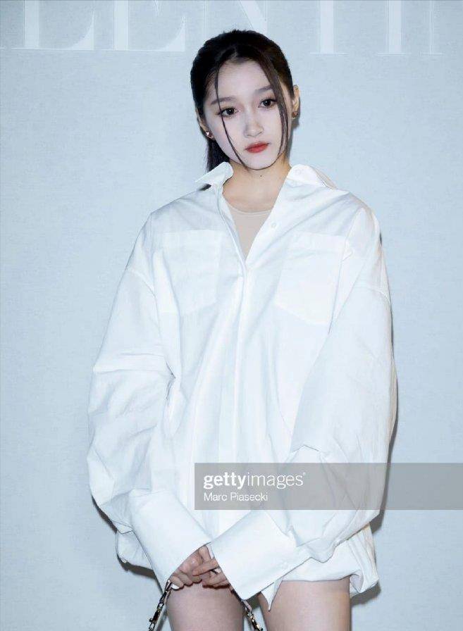 李冰冰和关晓彤撞衫,大25岁气质反而更好,一个像睡衣,一个减龄_衬衫