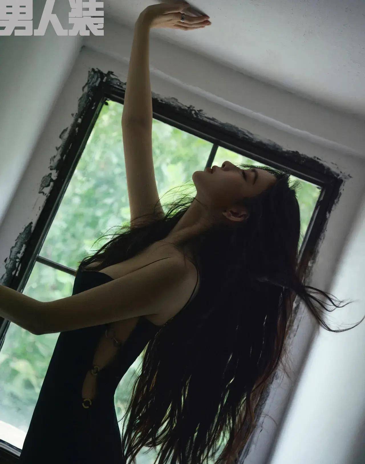 27岁孟子怡登上《金九期》封面 深v型抹胸蕾丝胸罩