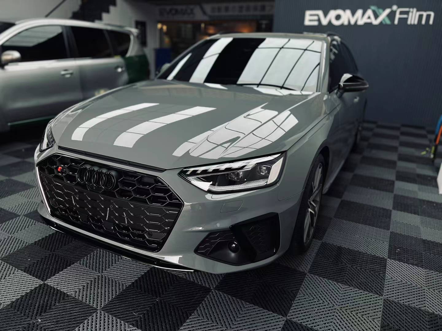 奥迪rs4装贴日本evomax改色膜纳多灰,全亮黑饰条画龙点睛帅呆!