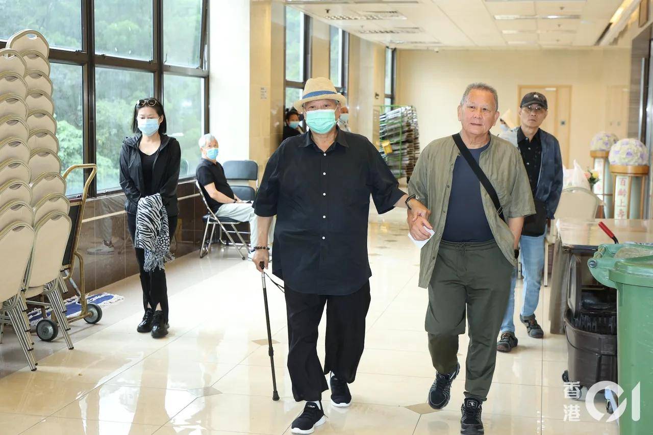 孟海今日出殡,洪金宝撑拐杖送他,董玮钱嘉乐等好友为其扶灵.