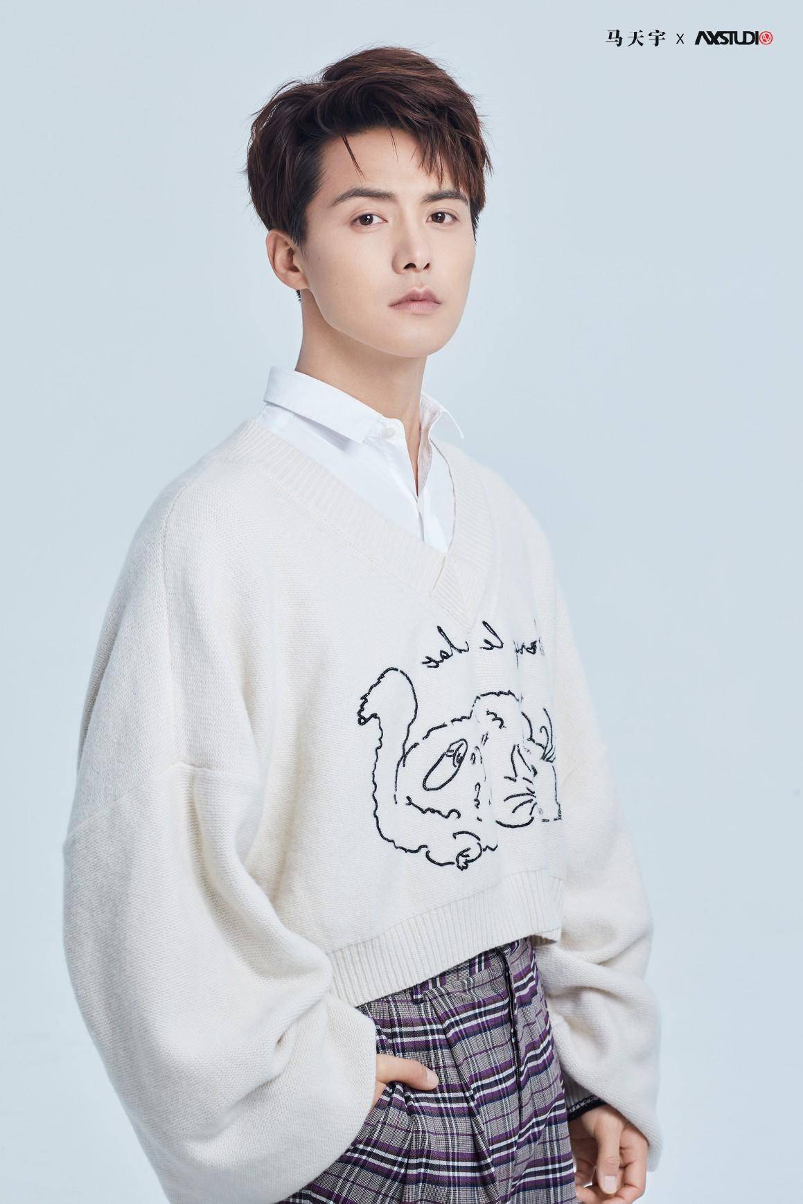 明明是斯文秀气的长相,没想到他居然是身高180的大长腿?