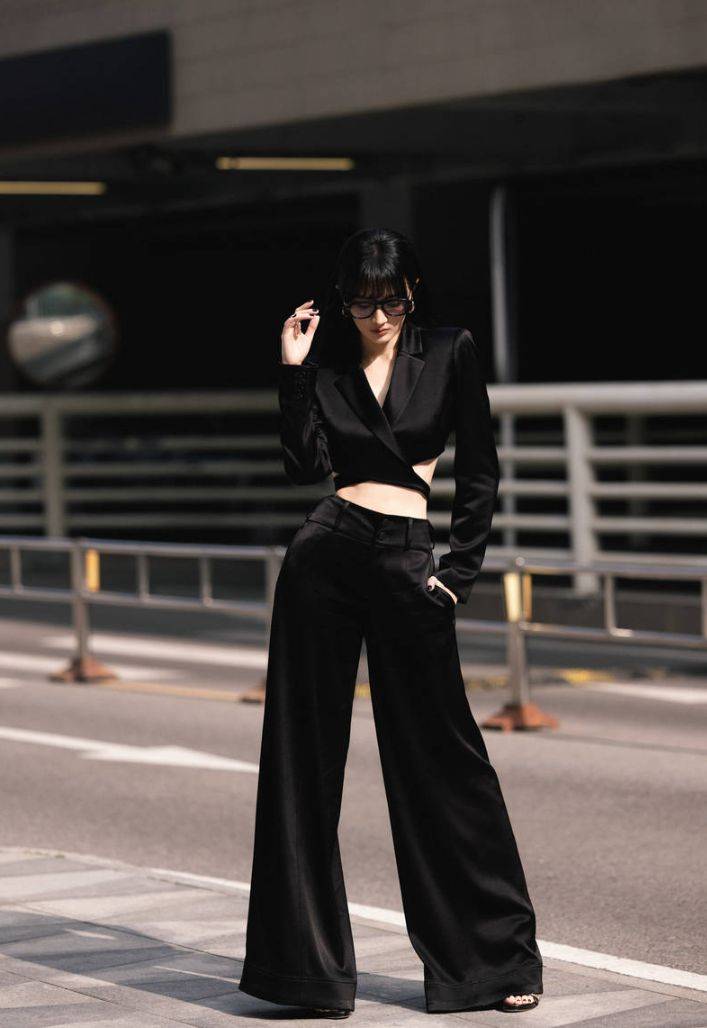 徐璐穿黑色西装飒爽干练 小秀蛮腰性感又妩媚_女性_造型_魅力