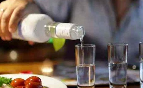 一杯白酒等于几杯啤酒？专家给出了科学的答案，网友：涨知识了！(图1)