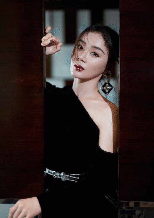 袁姗姗借着门拍摄,拍出"大片"质感,单边开衩露出腿性感至极_服装_款式