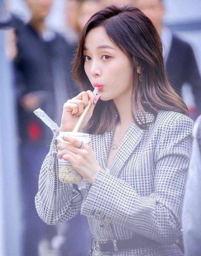 杨幂和吴宣仪,身高只差1cm,同样搭配长靴,腿长就是任性!