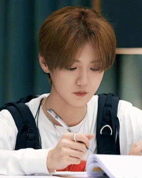 刚开始出道的鹿晗一直到现在,粉丝们陪伴他走过的时间比起家人来说