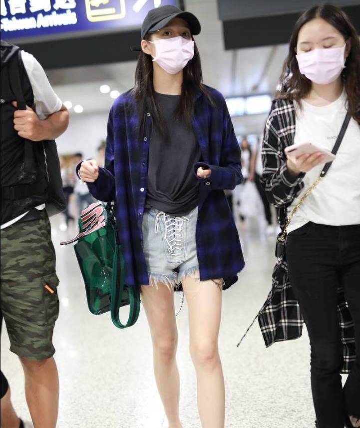 "麻花"牛仔短裤搭配蓝色衬衫,关晓彤终于低调了!_时尚_气质_衣服