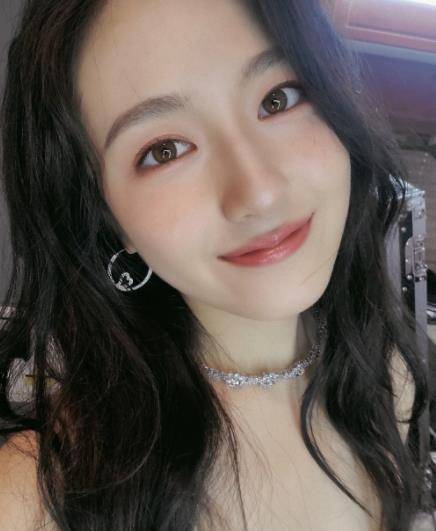 李兰迪亮相发布会,原相机下"肉饼脸"直接显形,照骗实锤?