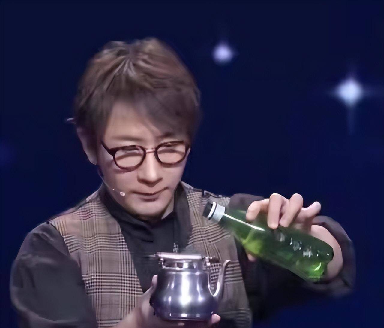 有种"整容"叫刘谦成名,魔术变化不大,他却像换个人_表演_观众_硬币