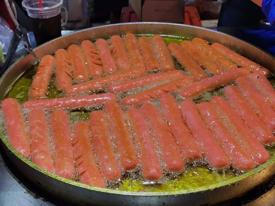 糖炒栗子,卤煮火烧,铁板鱿鱼鸡爪,生煎包,章鱼小丸子琳琅满目的摊位